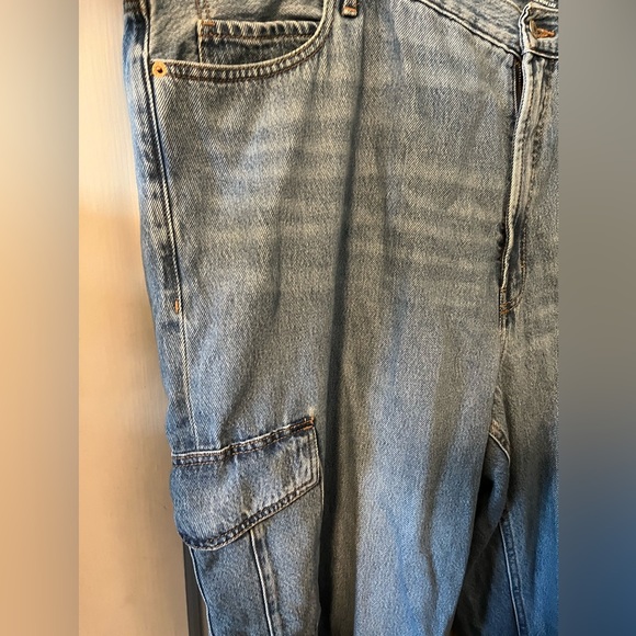 EUC Old Navy extra high-rise sky-hi wide leg jeans with utility pockets, size 24 - Picture 2 of 4